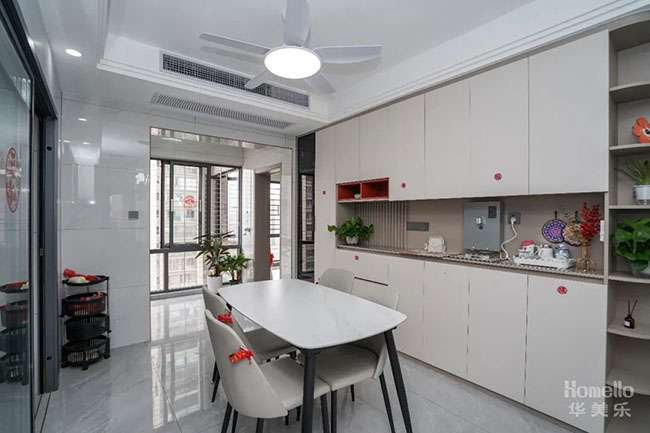 142㎡四居，客廳中打造休閑吧臺，這種戶型設計實用又舒適